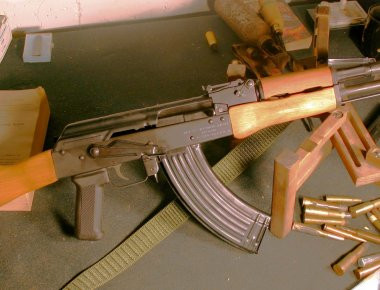 Σε... Ράκα μετέτρεψαν το Μενίδι οι αθίγγανοι: Δεκάδες αυτόματα και ημιαυτόματα όπλα βάλλουν για εκφοβισμό!